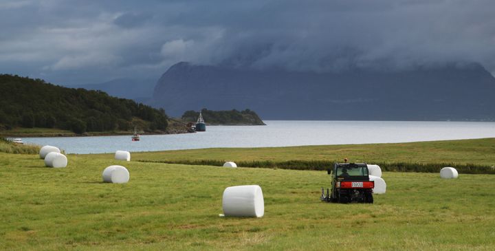 Motorisert georadar kjøres av NIKU på et jorde i Troms.