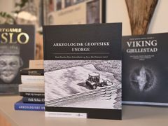 Boken "Arkeologisk geofysikk i Norge" er den første samlede framstillingen av arkeologisk geofysikk i Norge, fra de tidlige forsøkene på 60 og 70-tallet til dagens storskala kartlegging med motorisert georadar.