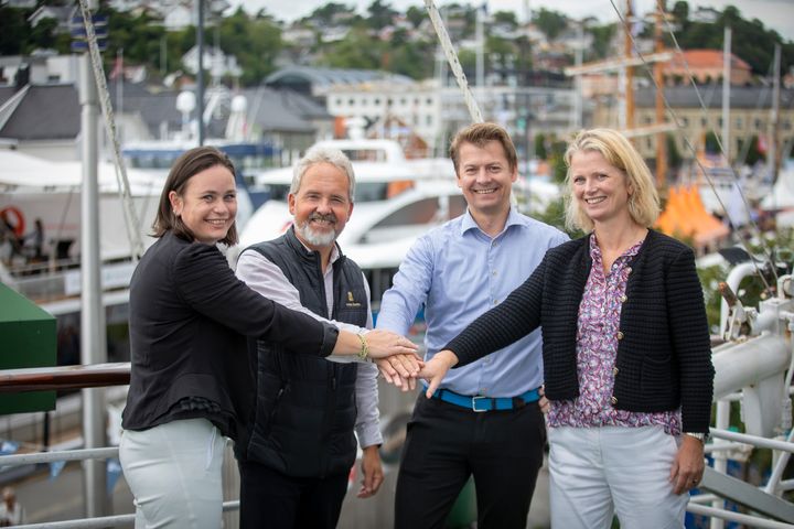 Fra venstre til høyre: Isabelle-Louise Aabel, Kommunikasjonssjef i Kristiansand Havn som representerer Stavangerregionen Havn ved Havnesamarbeidet; Runar Hatletvedt, Daglig leder i ASCO Norge; Simen Hauland, Prosjektleder P2X i St1; Hege Økland, Daglig leder i Iverson eFuels. Foto: Morten Sæle