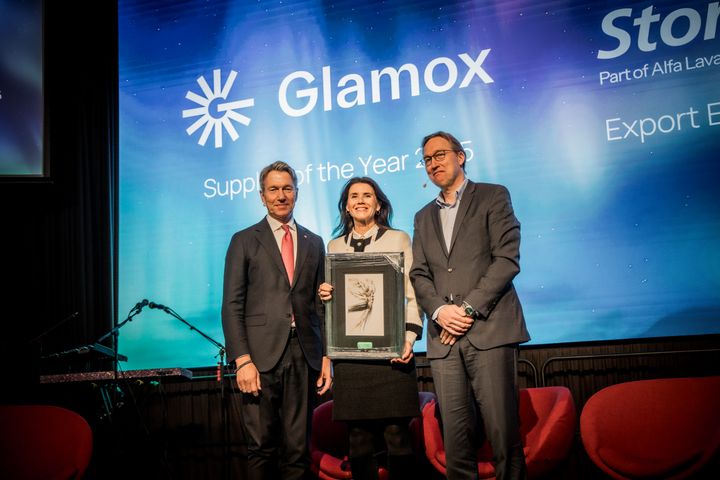 From the left: Terje Lien Aasland, Minister og Energy. Astrid Simonsen Joos, Group CEO at Glamox. Jo Kjetil Krabbe, Chair of the Jury and Chair of the Board at Norwegian Energy Partners