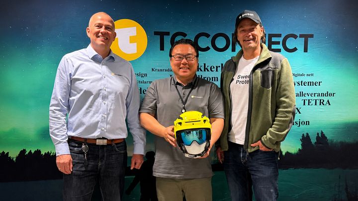 Inngår strategisk samarbeid: Kristian Bjerregård og Espen Winther Nyrud i TC Connect, sammen med Erik Hegbom i Sweet Protection. Foto: TC Connect AS