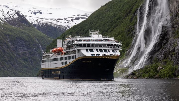 Geirangerfjorden 2. juni 2022: Havila Castor seiler utslippsfritt i Geirangerfjorden.