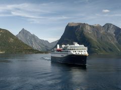 Havila Castor i Hjørundfjorden.