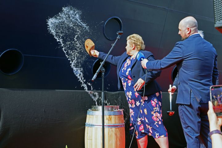 Havila Pollux døpes. Erna Solberg kaster vann fra Geiranger på skutesiden og døper Havila Pollux ved Bryggen i Bergen.