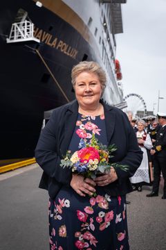 Gudmor, Erna Solberg foran kystruteskipet Havila Pollux i Bergen.