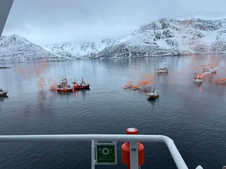 Blokade i Øksfjord - Onsdag 1. mai gjennomførte kystfiskere en blokade i Øksfjord som forsinket Havila Castors avgang sørover.