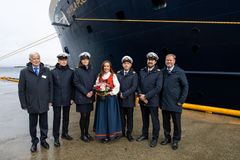 Gudmor Marianne Sivertsen Næss sammen med (fra venstre) grunnlegger og styreleder Per Sævik, overstyrmann Johnny Jensen, hotellsjef Judith Hydle, kaptein Joakim Albrigtsen, maskinsjef Torleif Bjørknes og administrerende direktør Bent Martini.