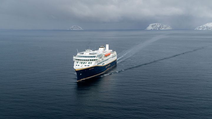 Havila Capella langs kysten i vinterlandskap