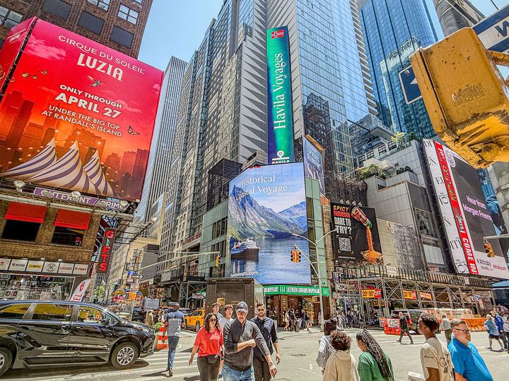 Havila Kystruten promoterer reiser langs norskekysten midt på Times Square i New York.