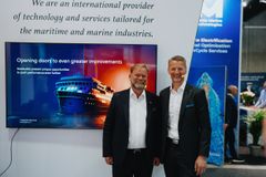 Fra venstre: Bent Martini, administrerende direktør i Havila Kystruten og Gunnar Larsen, administrerende direktør i HAV Group ASA under Nor-Shipping 2025.