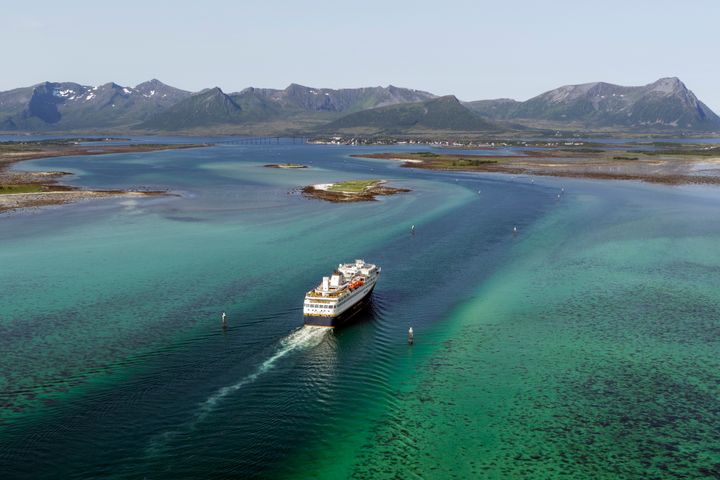 Havila Castor seiler gjennom Risøyrenna.