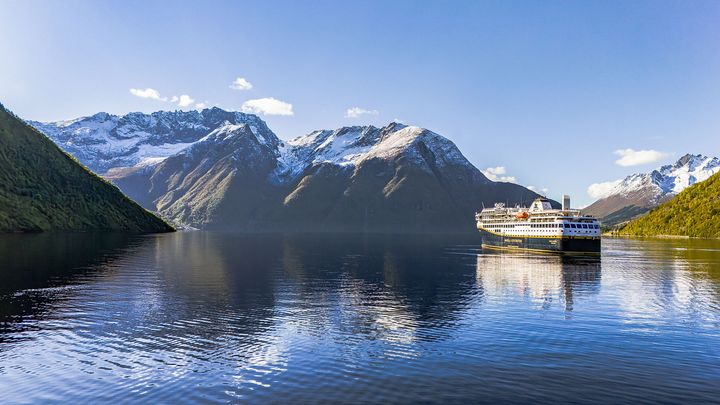 Havila Capella seiler i vakre Hjørundfjorden.
