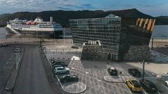 Havila Capella seiler forbi hovedkontoret til Havila-gruppen ved Mjølstadneset i Fosnavåg.