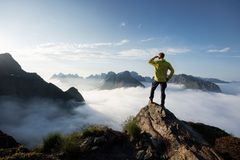 Gjest fra Havila Kystruten på en fjelltopp i Lofoten.