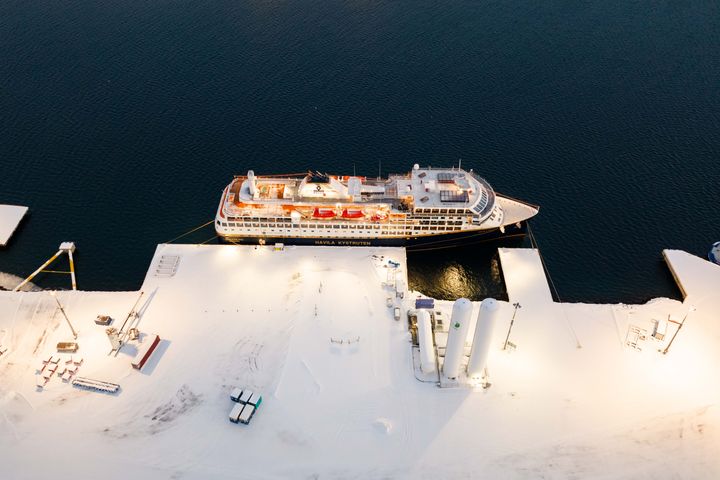 Havila Polaris bunkrer biogass ved Polarbase utenfor Hammerfest i november 2025.