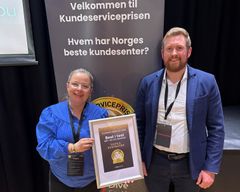 Silje Standal Gjerde og Frode Hammerseth tok i mot Kundeserviceprisen 2026 på vegne av Havila Kystruten.