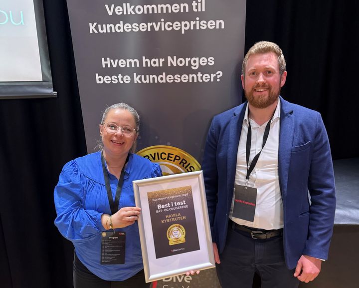 Silje Standal Gjerde og Frode Hammerseth tok i mot Kundeserviceprisen 2026 på vegne av Havila Kystruten.