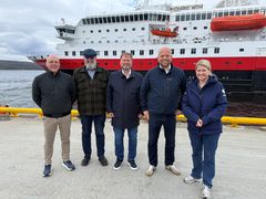 Fra venstre: Kurt Inge Angell, Norsk Sjømannsforbund, Jørn Lorentzen, hovedtillitsvalgt Norsk Sjømannsforbund, Bent Martini, Havila Kystruten, Trygve Slagsvold Vedum, Senterpartiet og Anne Solsvik, Hurtigruten