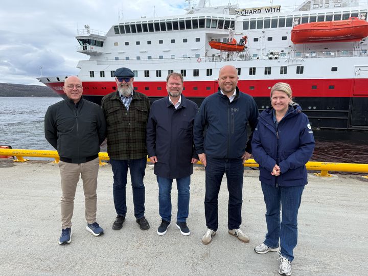 Fra venstre: Kurt Inge Angell, Norsk Sjømannsforbund, Jørn Lorentzen, hovedtillitsvalgt Norsk Sjømannsforbund, Bent Martini, Havila Kystruten, Trygve Slagsvold Vedum, Senterpartiet og Anne Solsvik, Hurtigruten