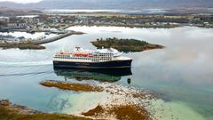 Havila Capella på seilas sørover utenfor Brønnøysund.