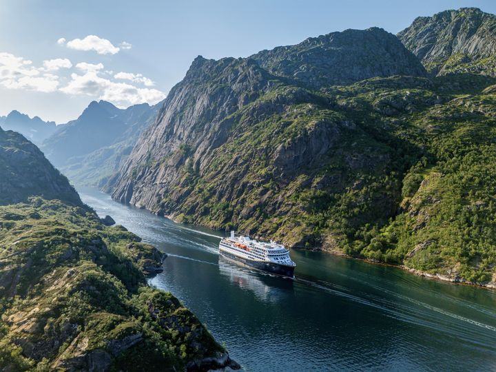 Havila Kystruten i Trollfjorden.