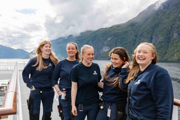 Fra venstre: Camilla Liavåg (matros), Sofie Nord (ambulerende matros), Kaija Seim (2. års matroslærling), Mina Kristine Einarsen (matros) og Mathilde Nonås-Uglehus (1. års matroslærling) om bord på Havila Castor.