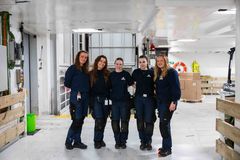 Fra venstre: Sofie Nord (ambulerende matros), Mina Kristine Einarsen (matros), Kristina Varholm (motormann), Eirin Moe Ødegård (2. års motormannslærling) og Mathilde Nonås-Uglehus (1. års matroslærling) i lasterommet om bord på Havila Castor.