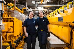Fra venstre: Kristina Varholm (motormann) og Eirin Moe Ødegård (2. års motormannslærling) i motorrommet om bord på Havila Castor.