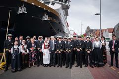 Gudmor Erna Solberg sammen med mannskap og ansatte i Havila Kystruten under skipsdåpen til Havila Pollux i Bergen.