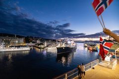 Havila Polaris departs Bergen for her maiden voyage. Crew on Havila Pollux waves bon voyage.