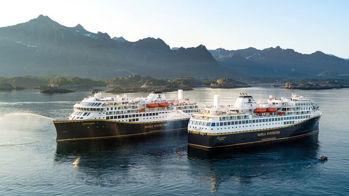 Havila Capella and Havila Castor meets along the coastal route.