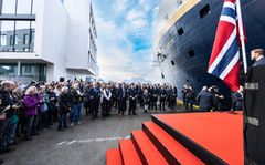 Mange møtte opp under dåpen av kystruteskipet Havila Castor i Ålesund, 14. november 2022.