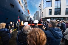 Styreleder og hovedaksjonær Per Sævik taler under dåpen av Havila Castor i Ålesund.