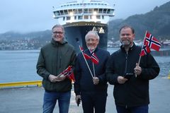 SVP Sales & Marketing, Tor Johan Pedersen, CFO Arne Johan Dale and CEO Bent Martini greets Havila Castor in Bergen May 5th 2022.