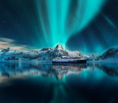 Illustrasjon av Havila-skip under nordlyset i Nord-Norge