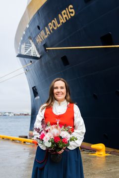 Gudmor Marianne Sivertsen Næss foran Havila Polaris i Hammerfest.