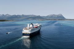 Havila Castor going southbound in Risøyrenna.