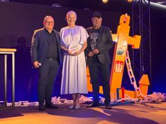 Pia Kuusisto, Head of Sales D-A-CH, EMEA, AS and SA (center), received the award on behalf of the company.