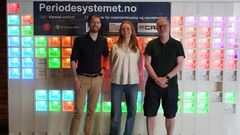 Stian Svelle (UiO) Halvard Hiis og Kristine Kruken (SNL) foran periodesystemet