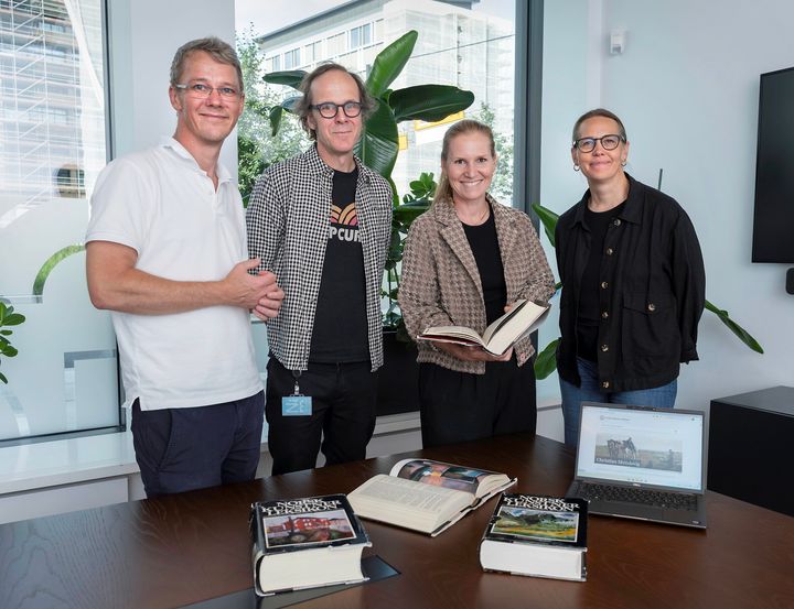 Sjefredktør Erik Bolstad (SNL), seniorrådgiver Dag Hensten (NM), organisasjonssjef Kjersti Kanestrøm Lie (SNL), seksjonsleder Hildegunn Gullåsen (NM) med både digital og trykt versjon av Norsk kunstnerleksikon.