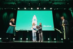 Tvillingene Julie og Maja fra Nesoddtangen skole klippet snora for Lille norske leksikon 12. september 2024. Prosjektleder Guro Djupvik og sjefredaktør Erik Bolstad holder båndet.