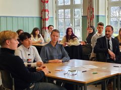 Kronprins Haakon i samtale med elev David Vikan Fjell (til venstre i bildet) og medelever.