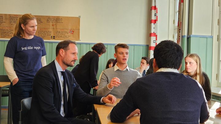 Kronprins Haakon møter elever ved Eidsvoll videregående skole for å snakke om KI og kildekritikk