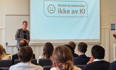 Sjefredaktør Erik Bolstad foreleser for Kronprins Haakon og elever ved Eidsvoll vgs.