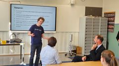 Redaktør i SNL Kjell-Olav Hovde foreleser om KI og kildekritikk for Kronprins Haakon og elever ved Eidsvoll vgg.