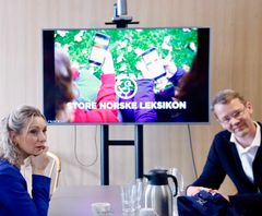 Digitaliseringsminister Karianne Tung og sjefredaktør i Store norske leksikon, Erik Bolstad.