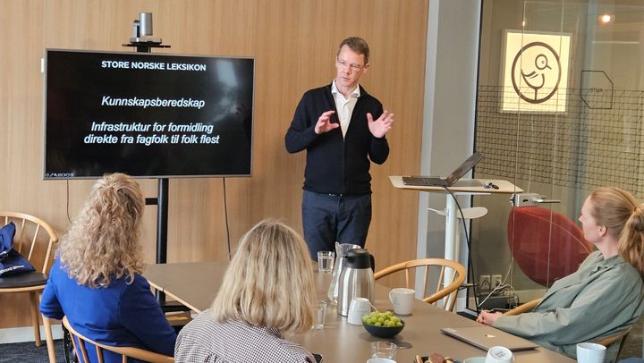 Digitaliseringsminister Karianne Tung besøkte Store norske leksikon for å høre om redaksjonens bekymring rundt feilinformasjon fra KI-tjenester.