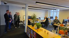 Digitaliseringsminister Karianne Tung besøker redaksjonen i Store norske leksikon.