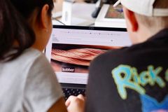 77 prosent mener de selv er kritiske til  det de leser på nettet, i sterk kontrast er  det bare 32 prosent som mener andre en kjenner er det samme.