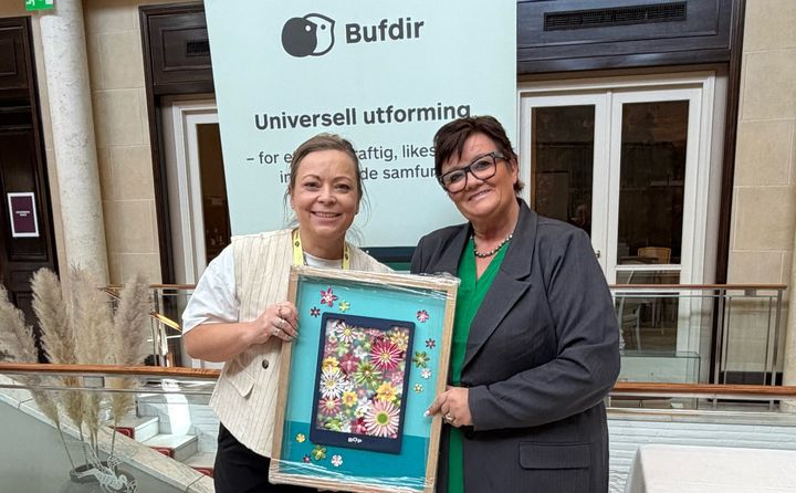 Lille norske leksikon mottar Brukeropplevelsesprisen 2026. Kristine Magnesen, redaktør i Lille norske leksikon (t.v.) og Marit Ursin, direktør for IT og informasjonssikkerhet i Bufdir (t.h.).